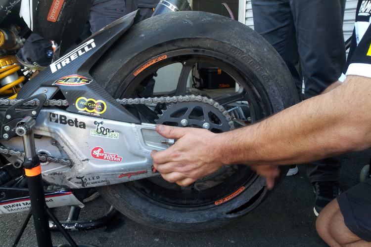 Der beschädigte Reifen an Markus Reiterbergers BMW – Loch rechts unten