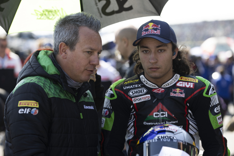 Kawasaki-Teamchef Manuel Pucceti (li.) mit Can Öncü