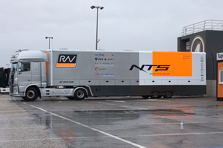 Der Lkw von RW Racing mit den neuen NTS-Maschinen steht bereits im Paddock