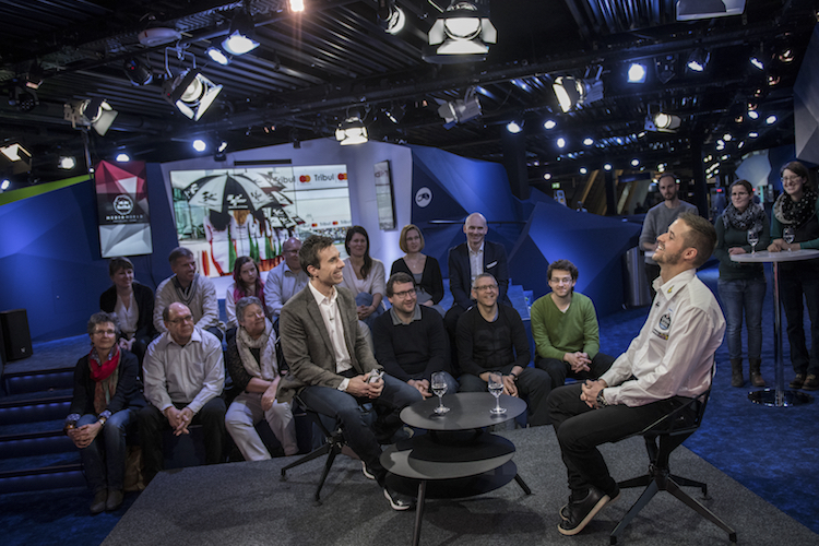 Tom Lüthi mit ServusTV-Moderator Christian Brugger 