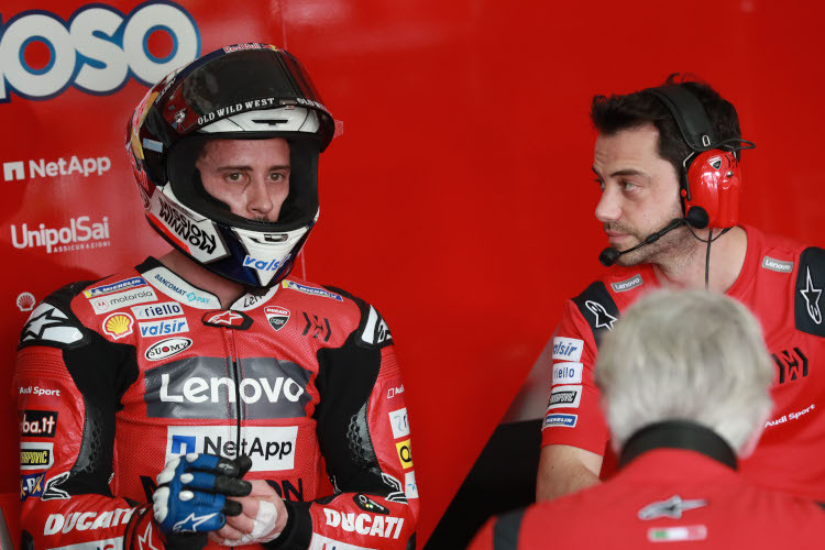 Andrea Dovizioso und seine Ducati-Crew hatten in Sepang viel zu besprechen, rechts Crew-Chief Andrea Giribuola