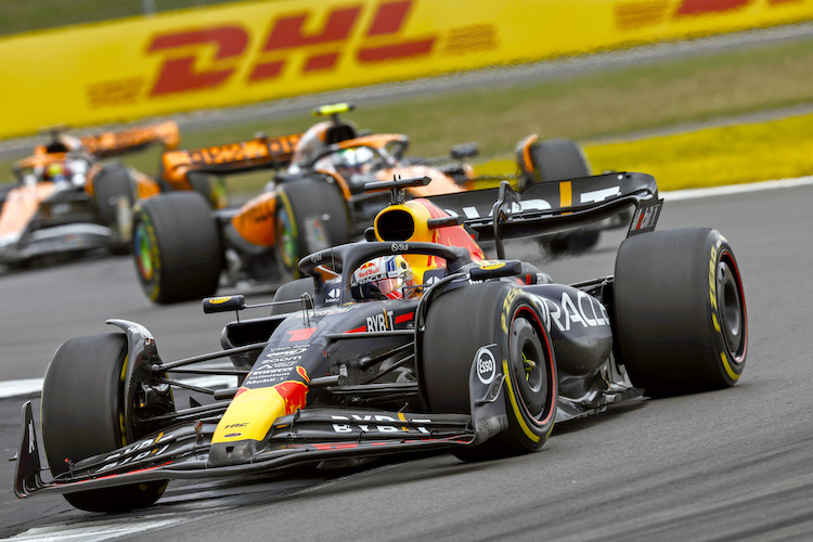Max Verstappen vor den beiden McLaren