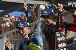 Aprilia-Doppelsieg dank Marco Bezzecchi und Raul Fernandez)
