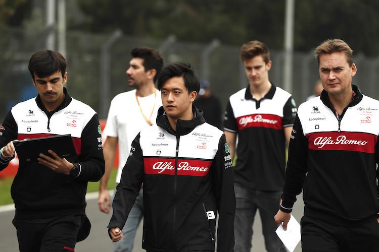 Alfa Romeo: Guanyu Zhou (Mitte) und Jörn Becker (rechts)
