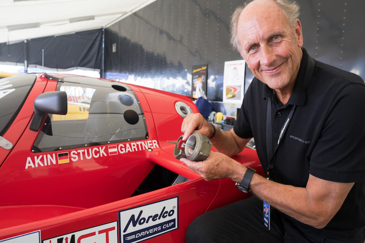 Hans-Joachim Stuck mit dem Sebring-Siegerauto