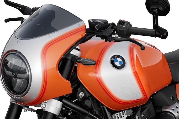 Charakteristisch: Lenkerfeste Cockpit-Verkleidung der BMW R12S