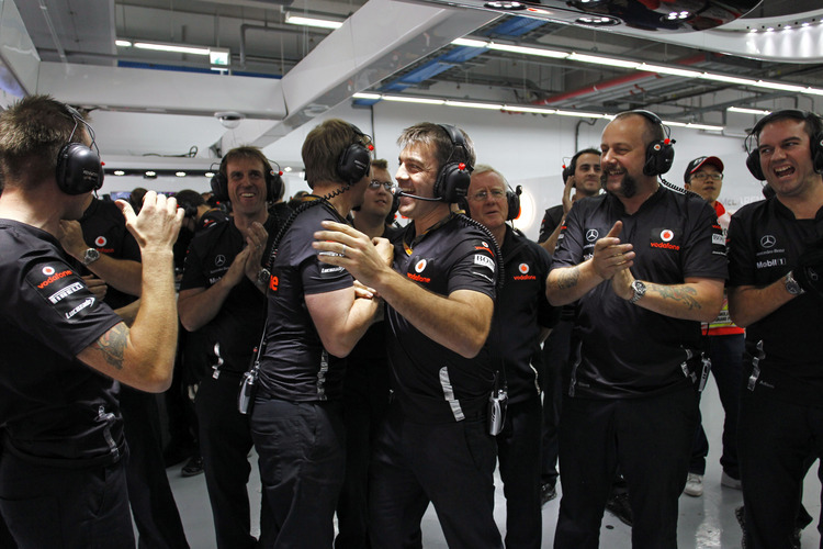 Das McLaren Team feiert die Pole