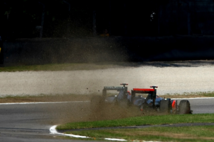 Schumacher gegen Hamilton in Monza 2011.