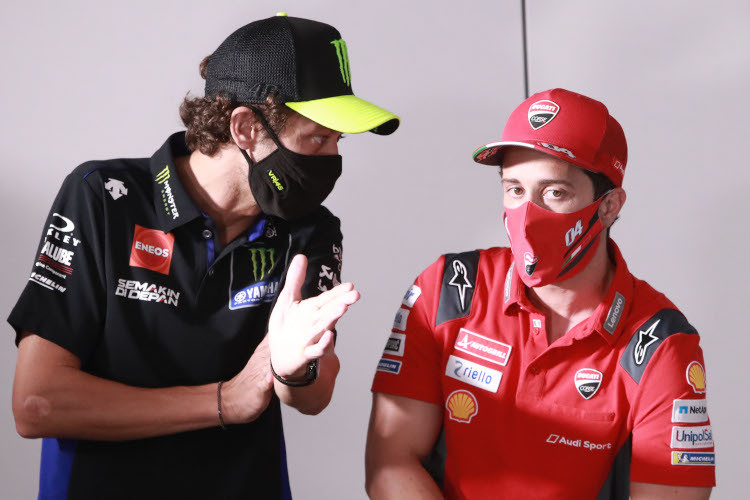 Valentino Rossi und Andrea Dovizioso auf einem Bild aus dem Vorjahr: Bald werden sie beide dieselben Farben tragen