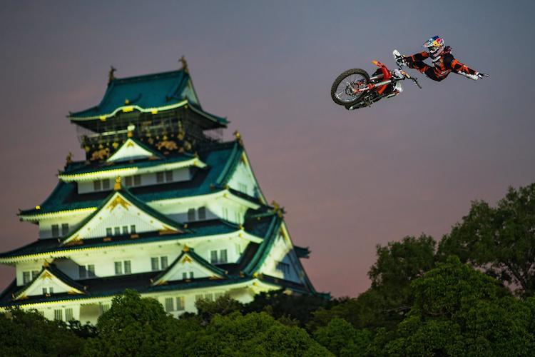 Osaka bietet eine beeindruckende Kulisse für das atemberaubende Spektakel