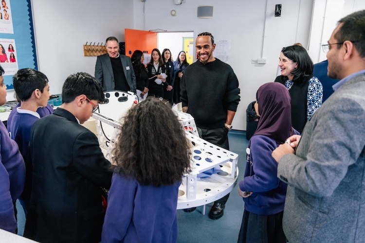 Lewis Hamilton erklärte nach seinem besuch bei der Mulberry School for Girls: «Es war mir eine Ehre, so viele leidenschaftliche und intelligente Schülerinnen kennenzulernen»