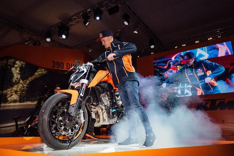 Moto3-Weltmeister Brad Binder hatte die Ehre, auf der Bühne in Mailand den 130 dB lauten Prototyp der KTM 790 Duke anzuwerfen