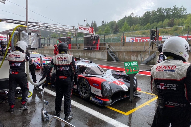 Regen: Der Toyota TS050 Hybrid in der Boxengasse von Spa-Francorchamps