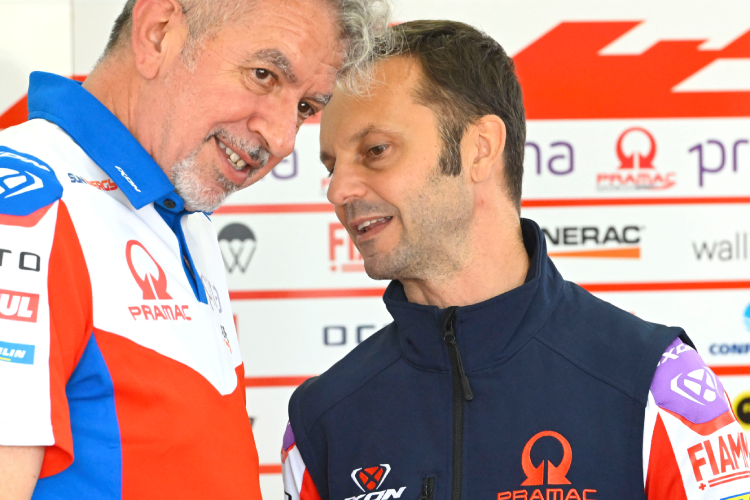 Gino Borsoi (à droite) a fait ses débuts en tant que manager de l'équipe Pramac lors du test de Valence