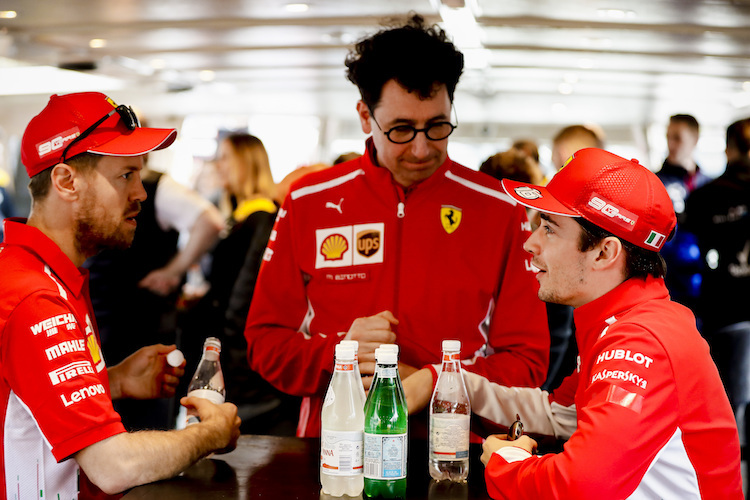 Sebastian Vettel und Charles Leclerc mit Ferrari-Teamchef Mattia Binotto