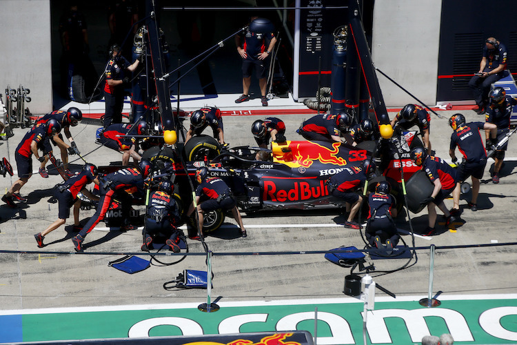 Die Red Bull Racing-Jungs üben den Reifenwechsel