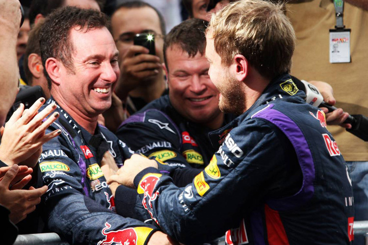 Sebastian Vettel bedankt sich bei Kenny Handkammer nach einem seiner Siege