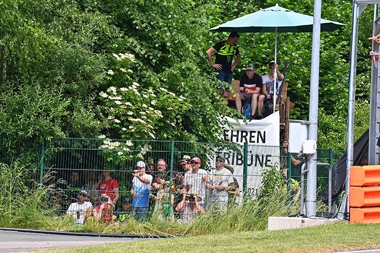 Gestern entdeckt: «Ehren-Tribüne» in der Kurve 11 auf dem Sachsenring
