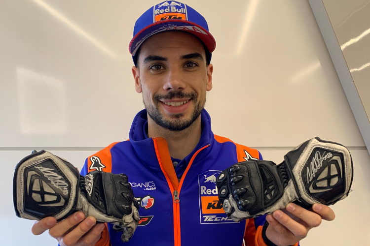 Der zweifache Saisonsieger Miguel Oliveira stellte signierte Handschuhe zur Verfügung