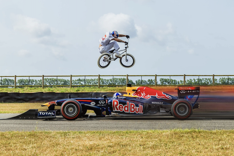 Kriss-Kyle-Sprung-ber-ein-fahrendes-Formel-1-Auto-