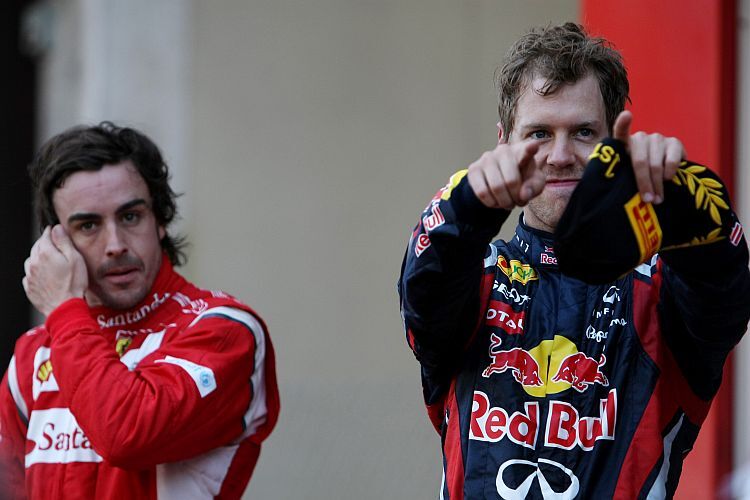 Alonso (l.) kommt Vettel näher und fällt zurück