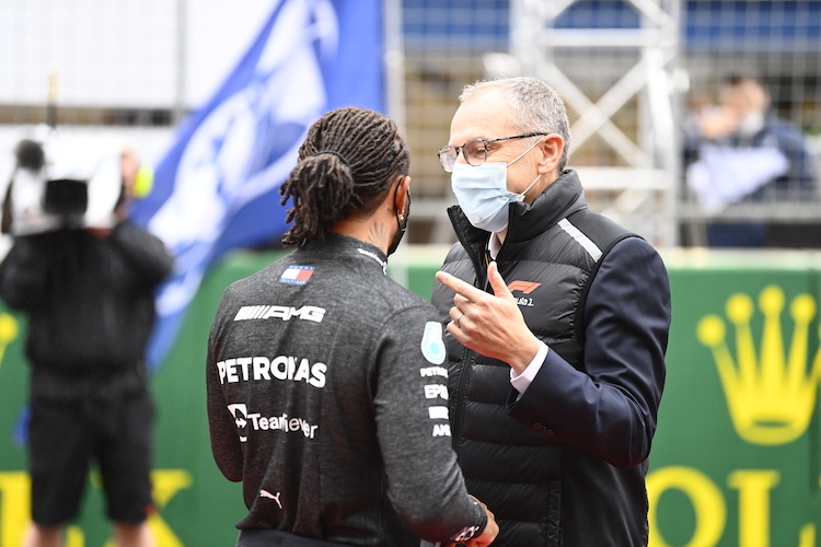 Formel-1-CEO Stefano Domenicali im Gespräch mit Lewis Hamilton  