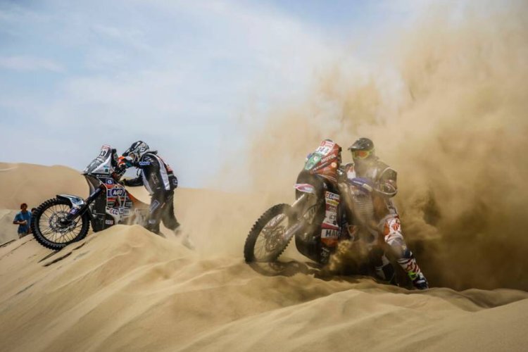 Mörderische Anstrengungen für die Motorradfahrer im tiefen Dünensand 
