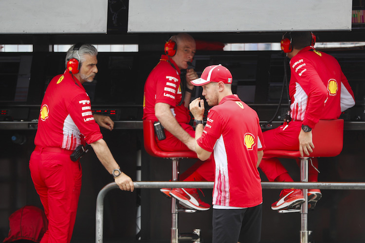 Betretende Mienen bei Ferrari nach dem Ausfall von Sebastian Vettel
