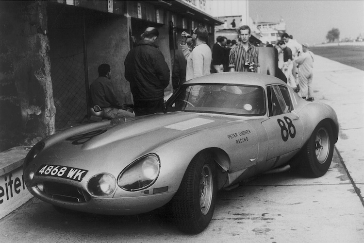 Auslöser des Unglücks: Linderns berühmter, silbergrauer Jaguar E Type-Rechtslenker 1964 beim 1000-km-Rennen am Ring