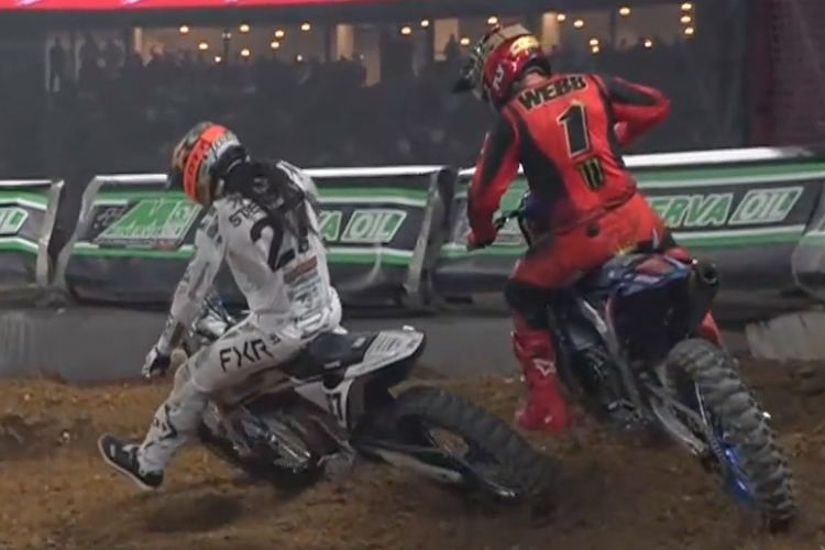 Malcolm Stewart setzt sich im ersten Lauf gegen Cooper Webb durch