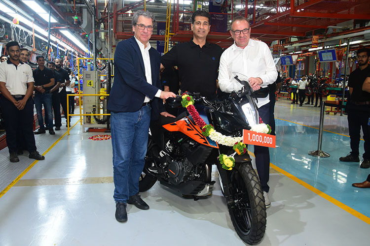 1 Million KTM-Motorräder in Indien: Stefan Pierer, Bajaj-CEO Rajiv Bajaj und KTM-Designer Gerald Kiska