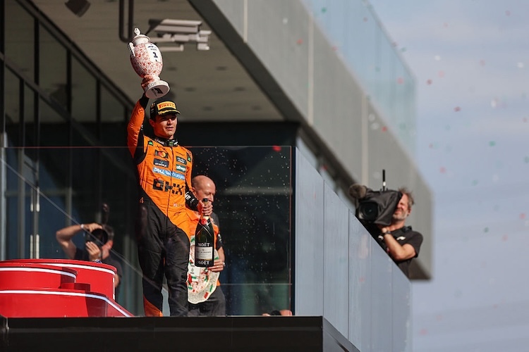 Detail-auf-dem-F1-Podium-Lando-Norris-rettet-Pokal