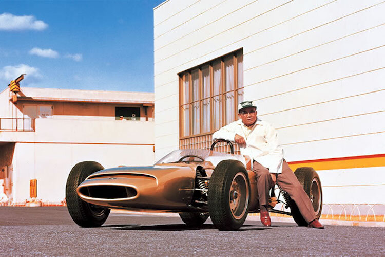 Soichiro Honda mit einem Formel-1-Prototypen