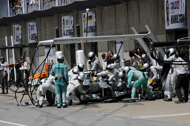 Die Mercedes-Mannschaft am Wagen von Lewis Hamilton