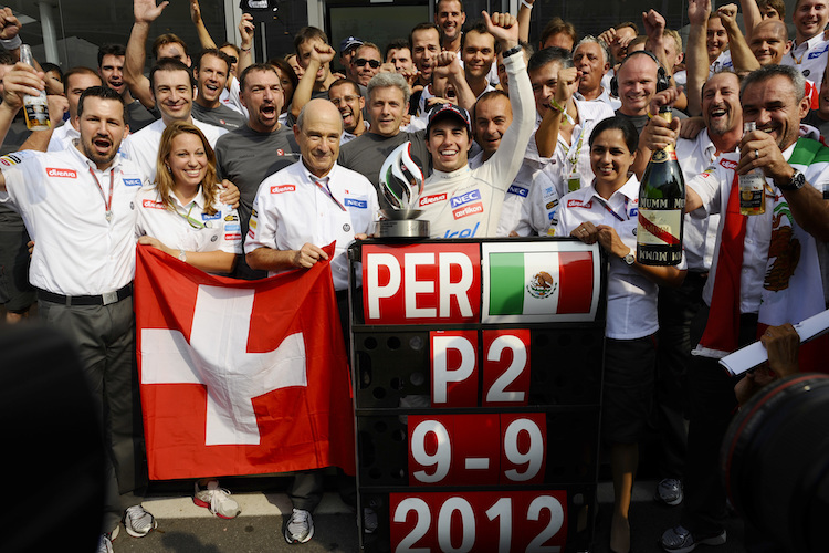 Die Sauber-Mannschaft feiert in Monza 2012 den zweiten Platz von Sergio Pérez