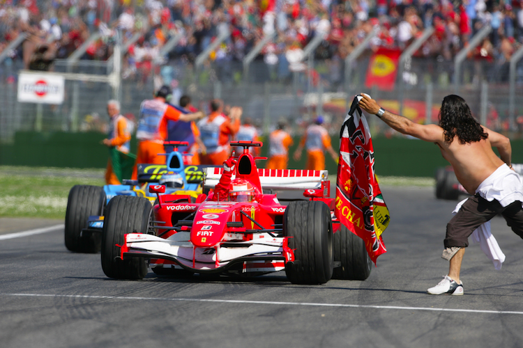 Michael Schumacher nach seinem Sieg 2006 in Imola