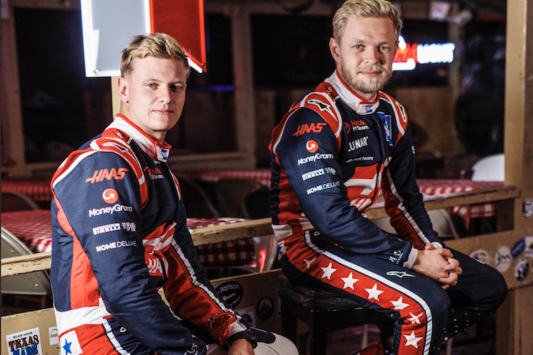 Schumacher und Magnussen in neuen Overalls