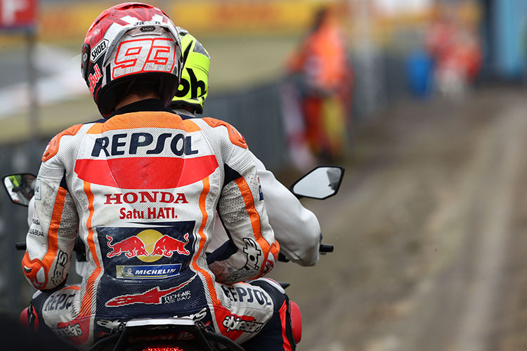 Rückkehr zur Box mit dem Roller: Marc Márquez nach dem wilden Highsider