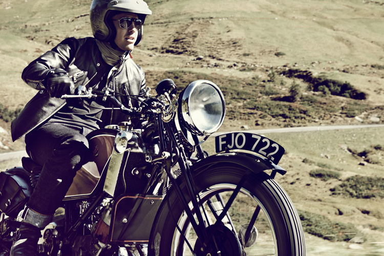 Sebastian Vettel auf einem 70 Jahre alten Motorrad aus dem Museum