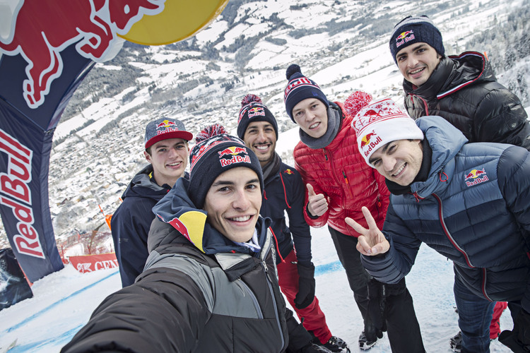 Sechs Männer im Schnee: Vorne Marc Márquez und Dani Pedrosa, hinten von links: Max Verstappen, Daniel Ricciardo, Marc Márquez, Daniil Kvyat und Carlos Sainz 
