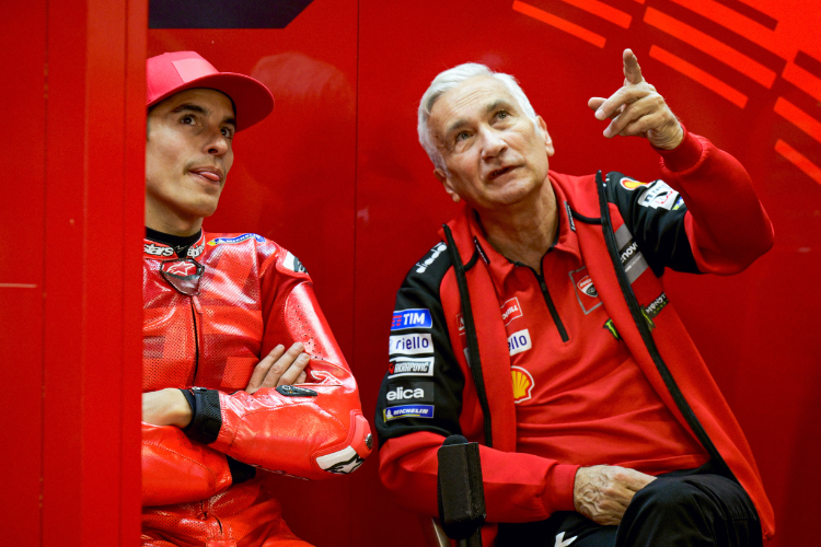 Marc Marquez (li.) mit Ducati-Lenovo-Teammanager Davide Tardozzi