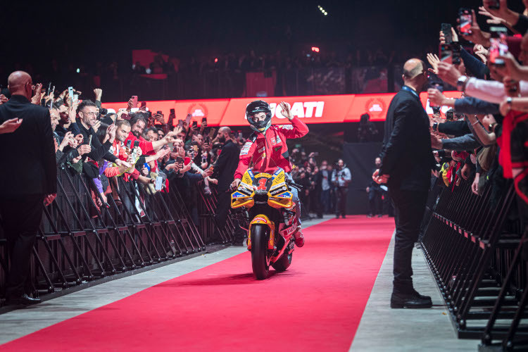 MotoGP-Champion Bagnaia fuhr mit seinem Bike vor