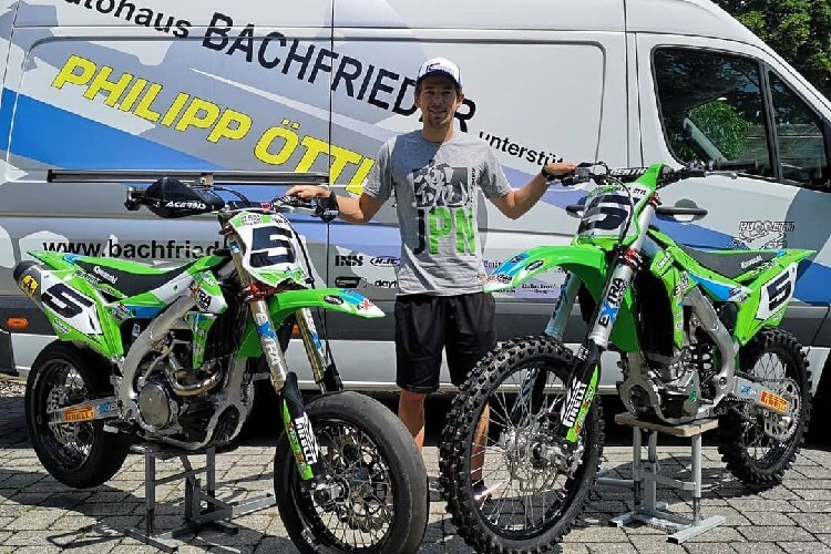 Philipp Öttl trainiert nicht nur mit einer Kawasaki ZX-6R, sondern auch Supermoto und Motocross