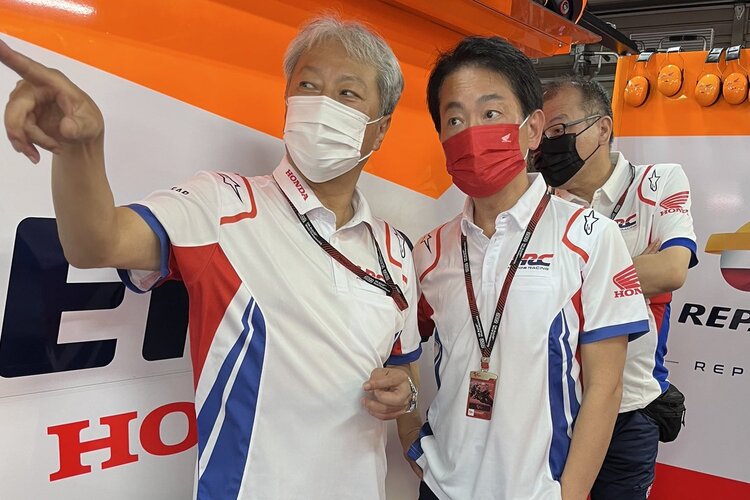 Koji Watanabe (re.) besuchte beim Japan-GP in Motegi im September erstmals als HRC-Präsident die Repsol-Honda-Box