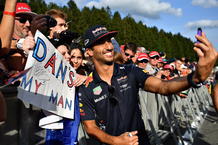 Daniel Ricciardo mit seinen Fans in Belgien
