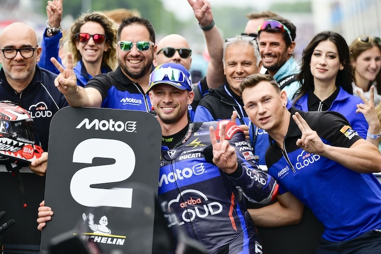 Aruba-Eigentümer Stefano Cecconi (ganz links) freut sich über die MotoE-Erfolge