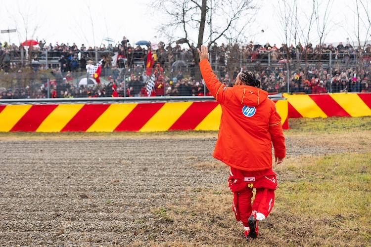 Lewis Hamilton hat immer wieder mit Ferrari geliebäugelt, in diesem Jahr absolviert er seine erste Saison in Rot – sehr zur Freude der Tifosi