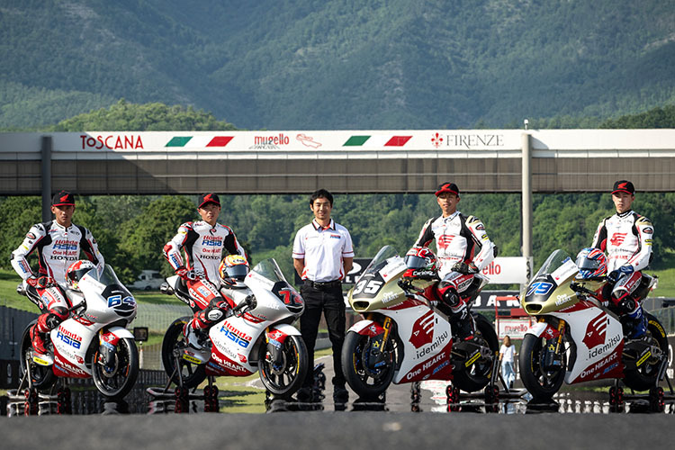 Die Moto3-Fahrer Aji (64) und Furusato (72), Aoyama, rechts Chantra (35) und Ogura (79)