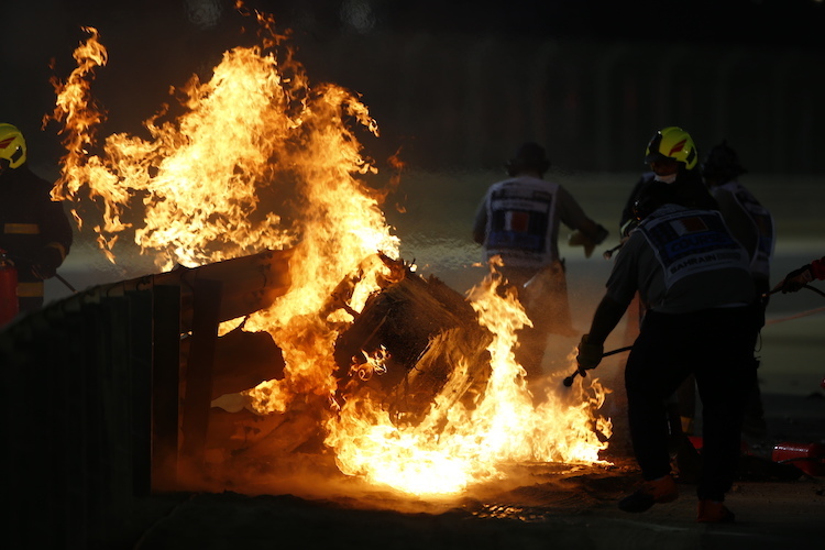 Romain Grosjean flog nach dem Start zum Bahrain-GP ab und sein Renner ging in Flammen auf