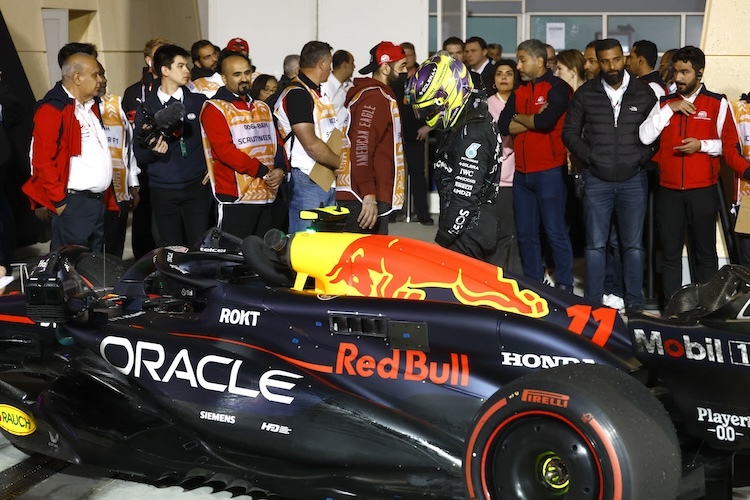 Parc fermé in Bahrain: Lewis Hamilton geht am Siegerauto von Max Verstappen vorbei